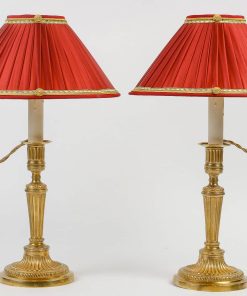 Paire de bougeoirs en bronze doré d’époque Louis XVI à décor de cannelures, montée en lampes